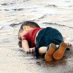 Un bambino in riva al mare - Editoriali Un bambino in riva al mare - Editoriali